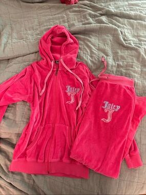 Read caption** Juicy Couture Pink Velour Zip Hoodie & Drawstring Pants Set